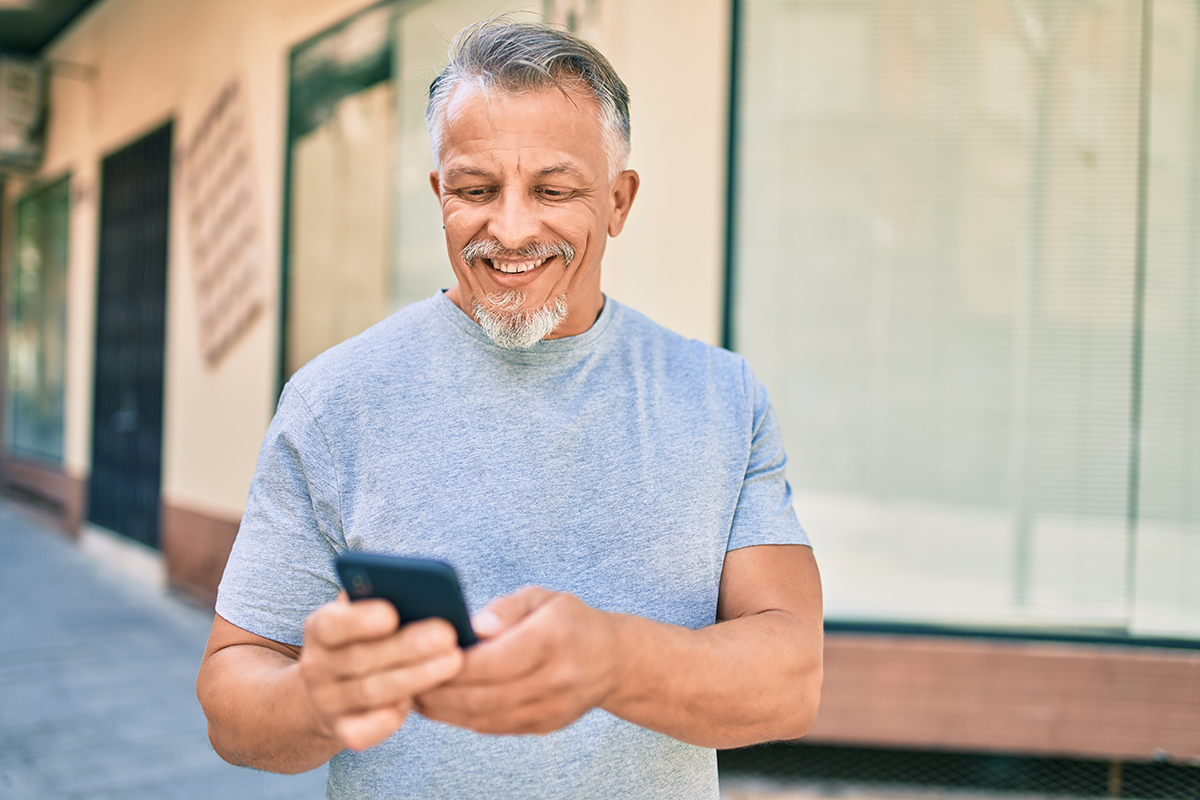 Hombre feliz con sus tasas de GCU